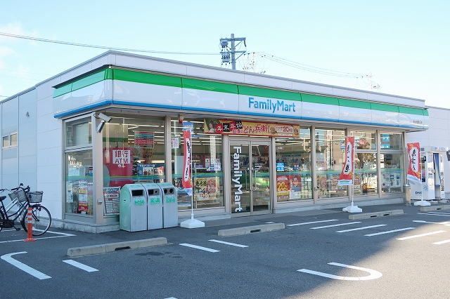 近くのファミリーマートまで800m（徒歩10分）