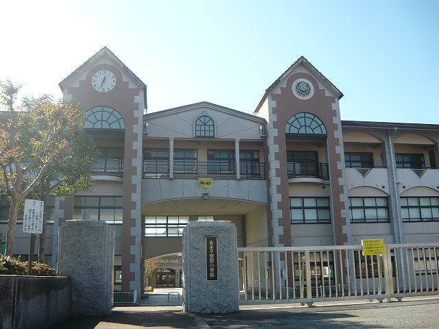 近くの宮野小学校まで600m(徒歩8分)