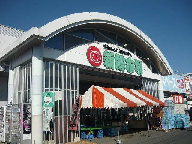 近くの新鮮市場まで1,400m(徒歩18分)