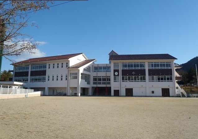 近くの小学校まで2,100m（徒歩27分）