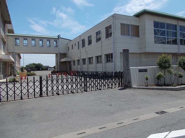 近くの藤岡小学校まで1,300m（徒歩17分）