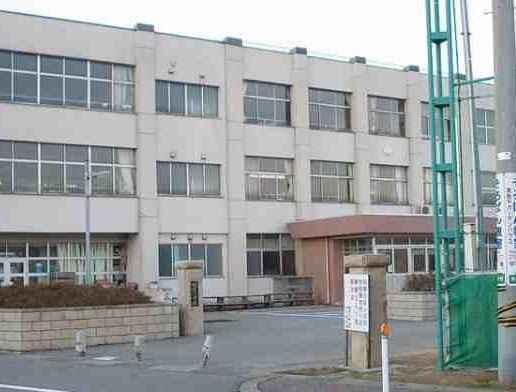 近くの蝶屋小学校まで900m（徒歩12分）