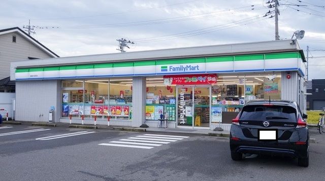 近くのファミリーマートまで600m(徒歩8分)