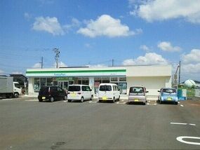 近くのファミリーマートまで770m（徒歩10分）