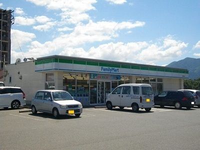 近くのファミリーマートまで240m（徒歩3分）