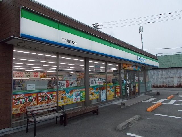 近くのコンビニまで550m（徒歩7分）