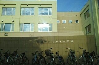 近くの屯田北小学校まで800m（徒歩10分）
