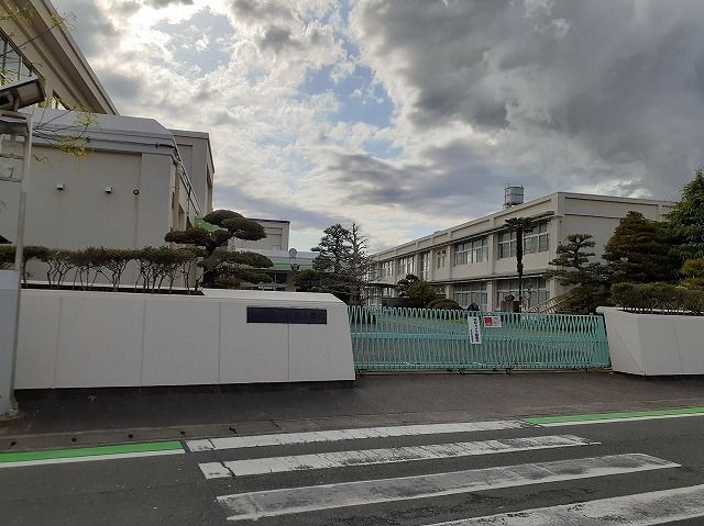 近くの浜松市立新原小学校まで850m（徒歩11分）