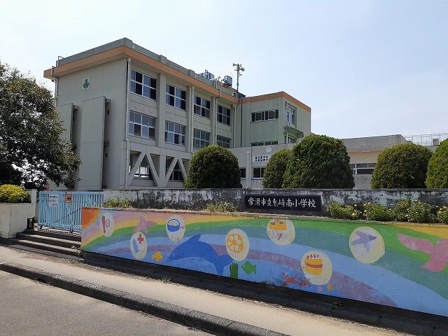 近くの鬼崎南小学校まで1,070m（徒歩14分）