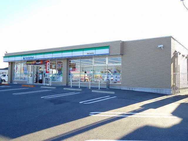 近くのファミリーマート西尾下矢田店まで280m（徒歩4分）