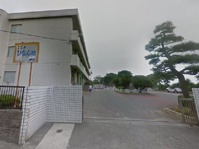 近くの掛川市立横須賀小学校まで400m(徒歩5分)