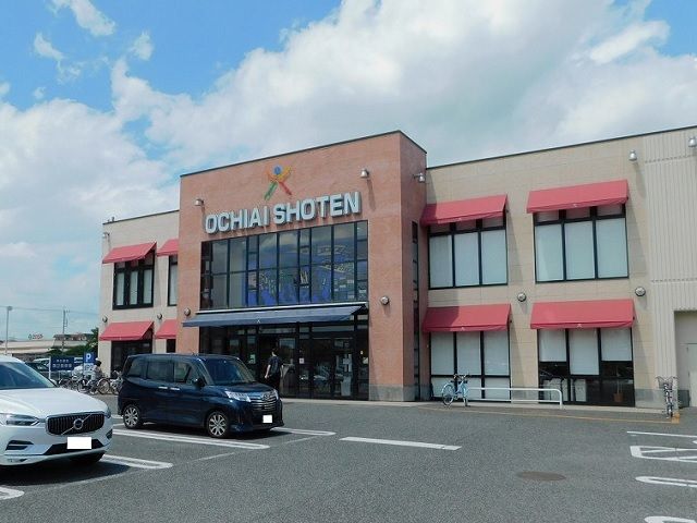 近くの落合書店宝木店まで500m（徒歩7分）