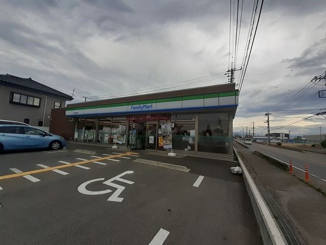 近くのファミリーマートまで308m（徒歩4分）
