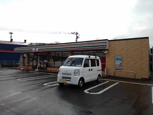 近くのセブンイレブン久留米二軒茶屋店まで820m（徒歩11分）