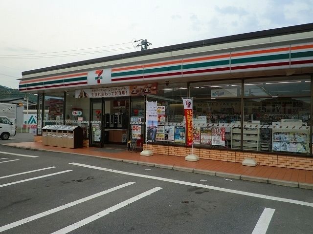 近くのセブンイレブン周南戸田店まで500m（徒歩7分）
