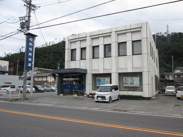 近くの銀行まで400m（徒歩5分）