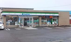 近くのファミリーマートまで180m（徒歩3分）