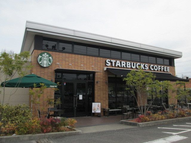 近くのスターバックスコーヒーまで2,400m（徒歩30分）