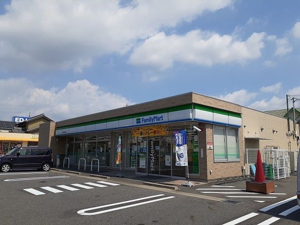 近くのファミリーマートまで1,000m（徒歩13分）