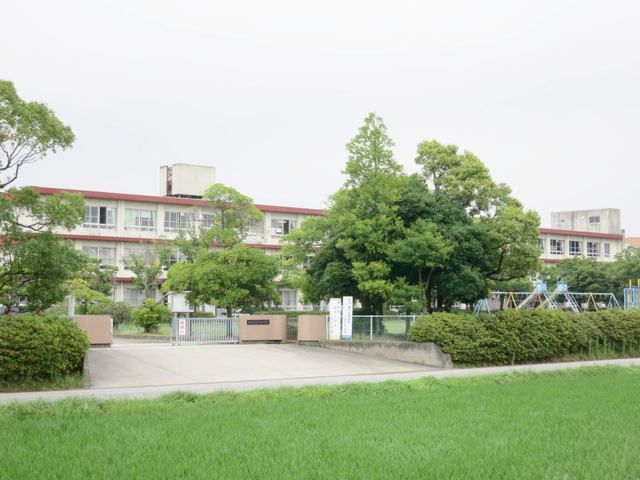 近くの西尾市立米津小学校まで350m（徒歩5分）