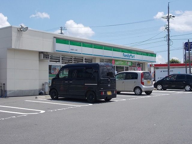 近くのファミリーマート塩尻緑ヶ丘南店まで200m（徒歩3分）