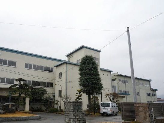 近くの第四中学校まで100m（徒歩2分）