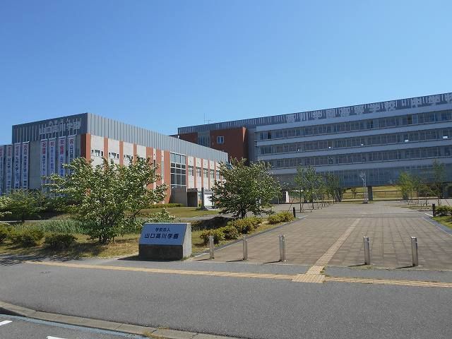 近くの高川学園まで700m（徒歩9分）