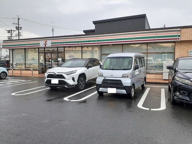 近くのセブンイレブンまで290m（徒歩4分）