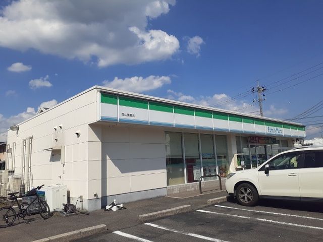近くのファミリーマートさんまで250m（徒歩4分）