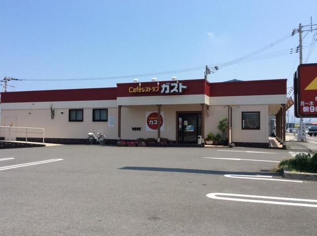 近くのガスト伊予三島店様まで160m（徒歩2分）
