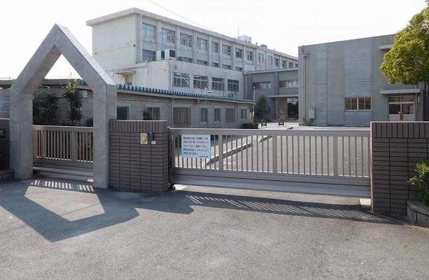 近くの知立西小学校まで900m(徒歩12分)