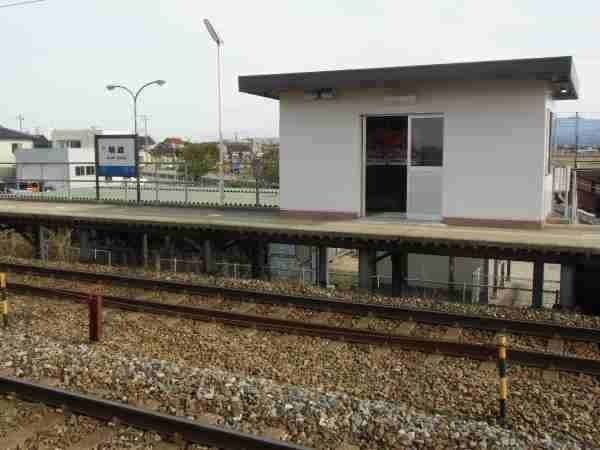 近くの明峰駅まで2,400m(徒歩30分)