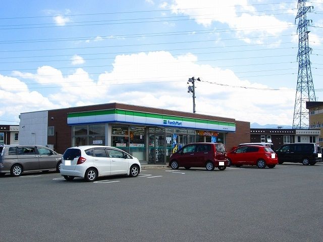 近くのファミリーマート万世町片子店まで470m（徒歩6分）