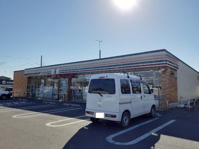 近くのセブンイレブン犬塚4丁目店まで290m(徒歩4分)