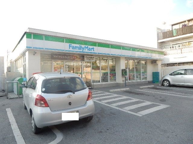 近くのファミリーマートこどもの国前店まで210m（徒歩3分）