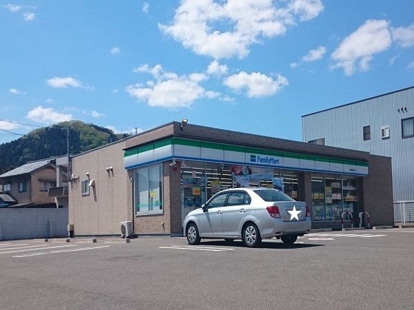 近くのファミリーマートまで600m（徒歩8分）