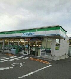 近くのファミリーマートさんまで450m(徒歩6分)