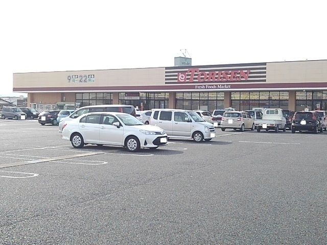 近くのとりせん箕郷店まで400m（徒歩5分）