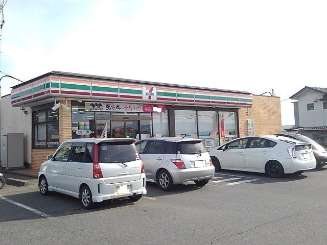近くのセブンイレブン箕郷上芝店まで600m（徒歩8分）