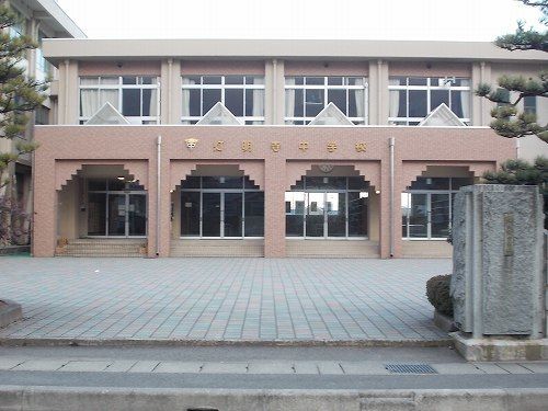 近くの灯明寺中学校まで450m(徒歩6分)