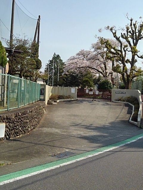 近くの青梅市立第六小学校まで170m（徒歩3分）