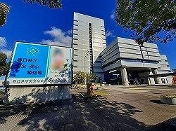 近くの役所まで990m（徒歩13分）