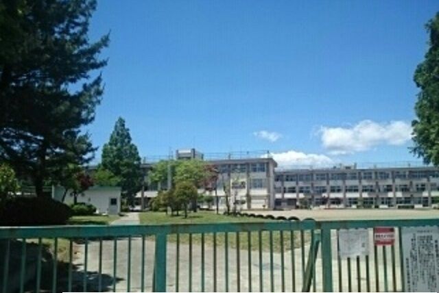 近くの仙台市立鶴ヶ谷東小学校まで800m(徒歩10分)