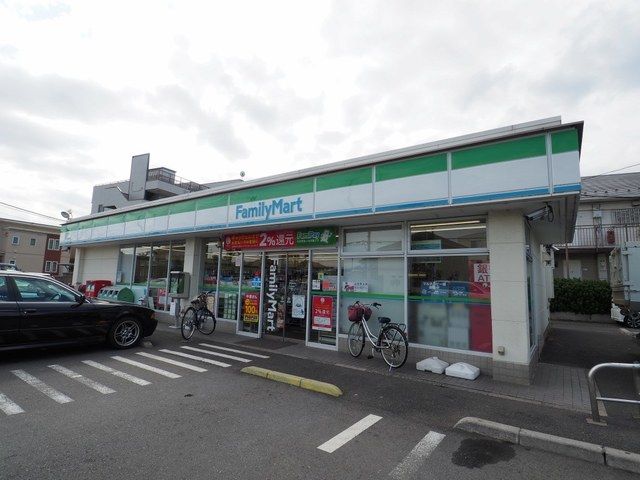 近くのファミリーマート草加稲荷店まで400m(徒歩5分)
