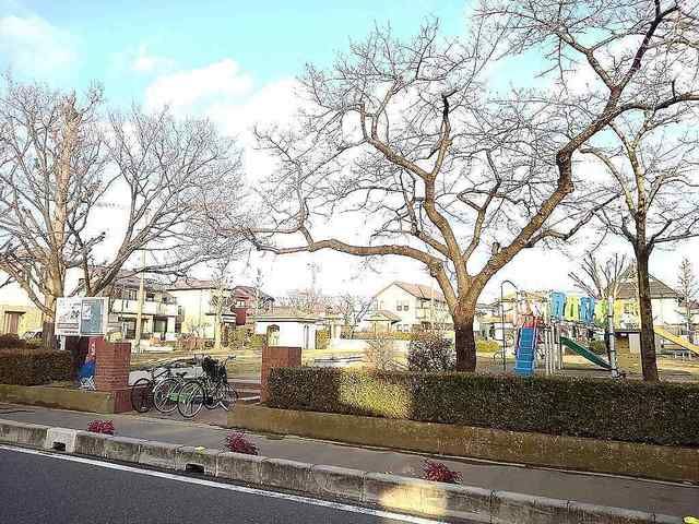 近くの稲荷下根公園まで400m(徒歩5分)