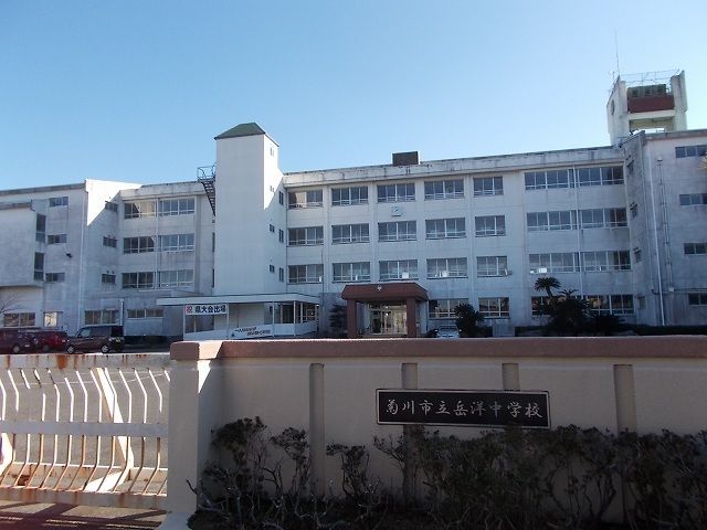 近くの菊川市立岳洋中学校まで180m（徒歩3分）