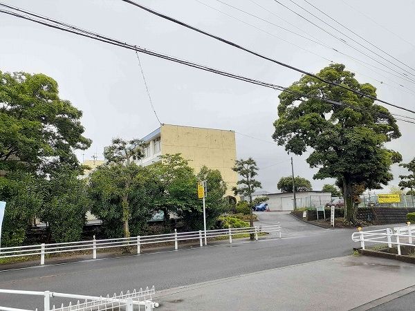 近くの牧田小学校まで500m（徒歩7分）