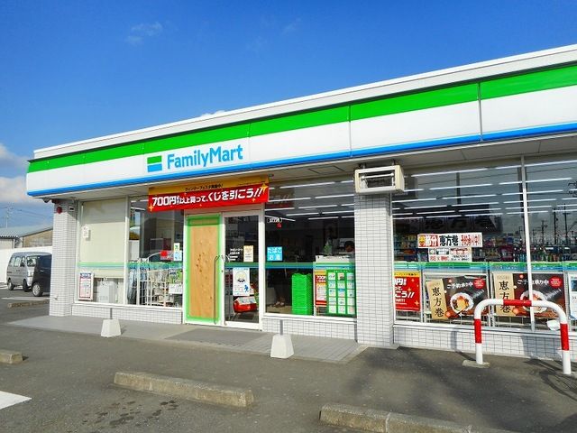 近くのファミリーマート小笠赤土店まで400m（徒歩5分）