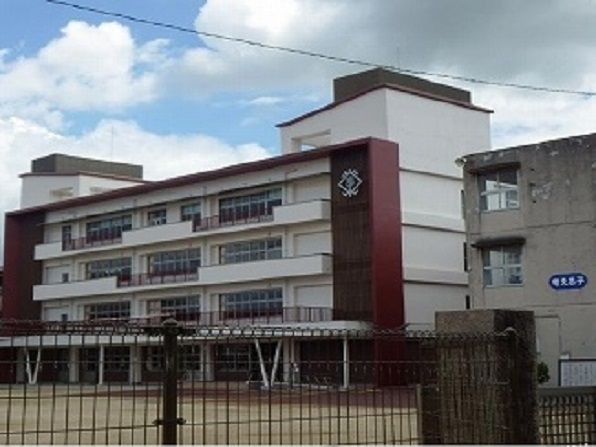 近くの倉敷市立茶屋町小学校まで900m（徒歩12分）