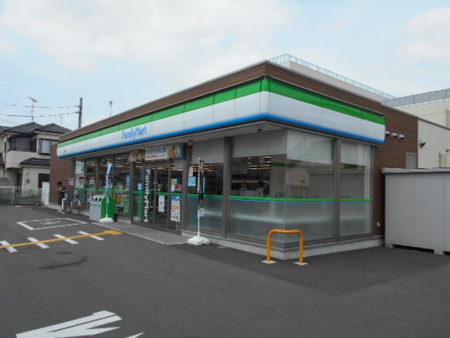 近くのファミリーマートまで950m（徒歩12分）